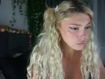 Chaturbate Live Sex Cam of touch_me_if_you_can