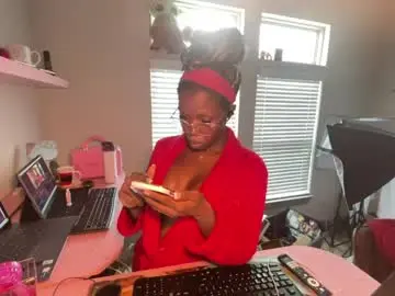 Chaturbate Live Porn of kyliesnowxxx