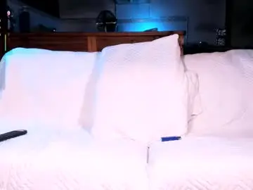 Chaturbate Live Sex Cam of raichell_magicts