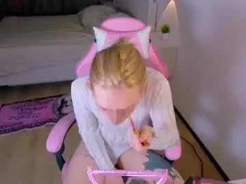 Chaturbate Live Sex Cam of mikaella_nicole