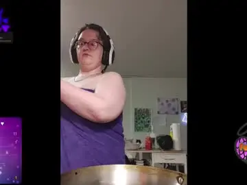 Chaturbate Live Sex Cam of intentkitten