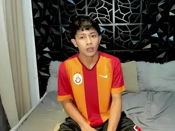 Stripchat Watch Live Sex Cams of roberthugecock