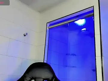 Stripchat Sex Cam of kiara_gomez__