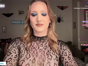 Stripchat Nude Webcam of greenxxxqueen